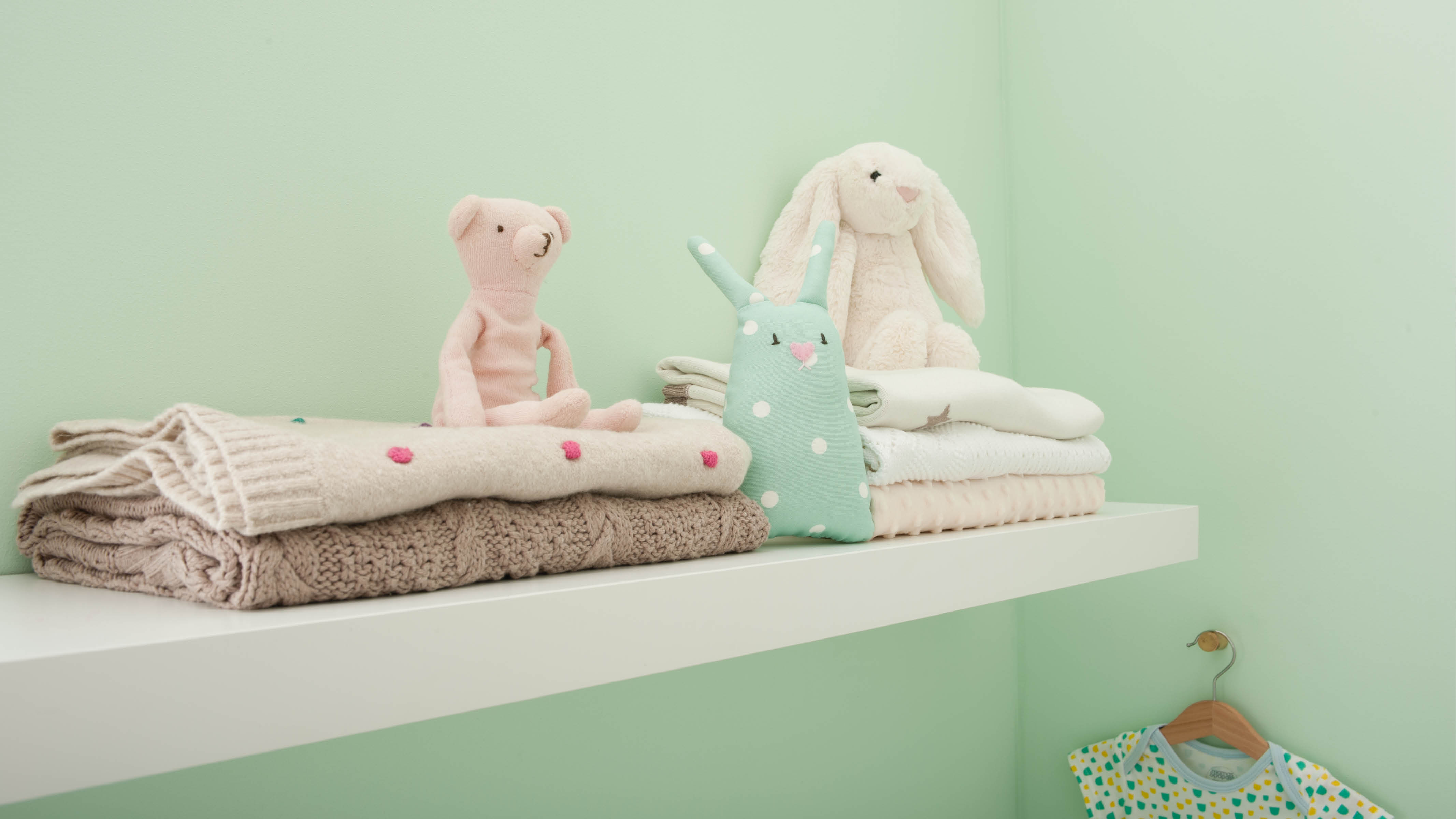 Une jolie chambre de bébé verte Le vert menthe est une couleur douce et fraîche, idéale pour une chambre de bébé. Elle est assez douce pour aider votre bébé à s’endormir, mais suffisamment tonique pour vous maintenir éveillé les nuits où il refuse de dormir.