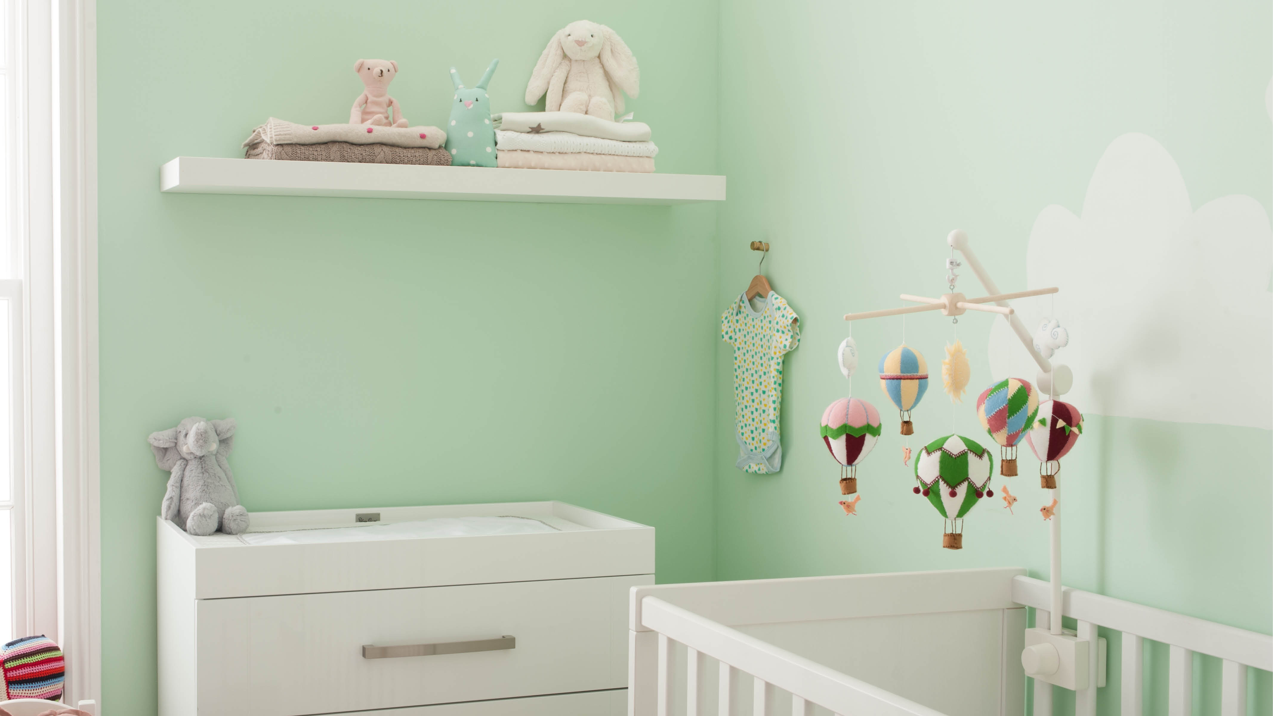 Une chambre de bébé intemporelle Concevoir une chambre qui évoluera avec votre enfant vous fera économiser beaucoup d’argent sur le long terme et évitera à vos meubles et jouets de finir à la décharge.