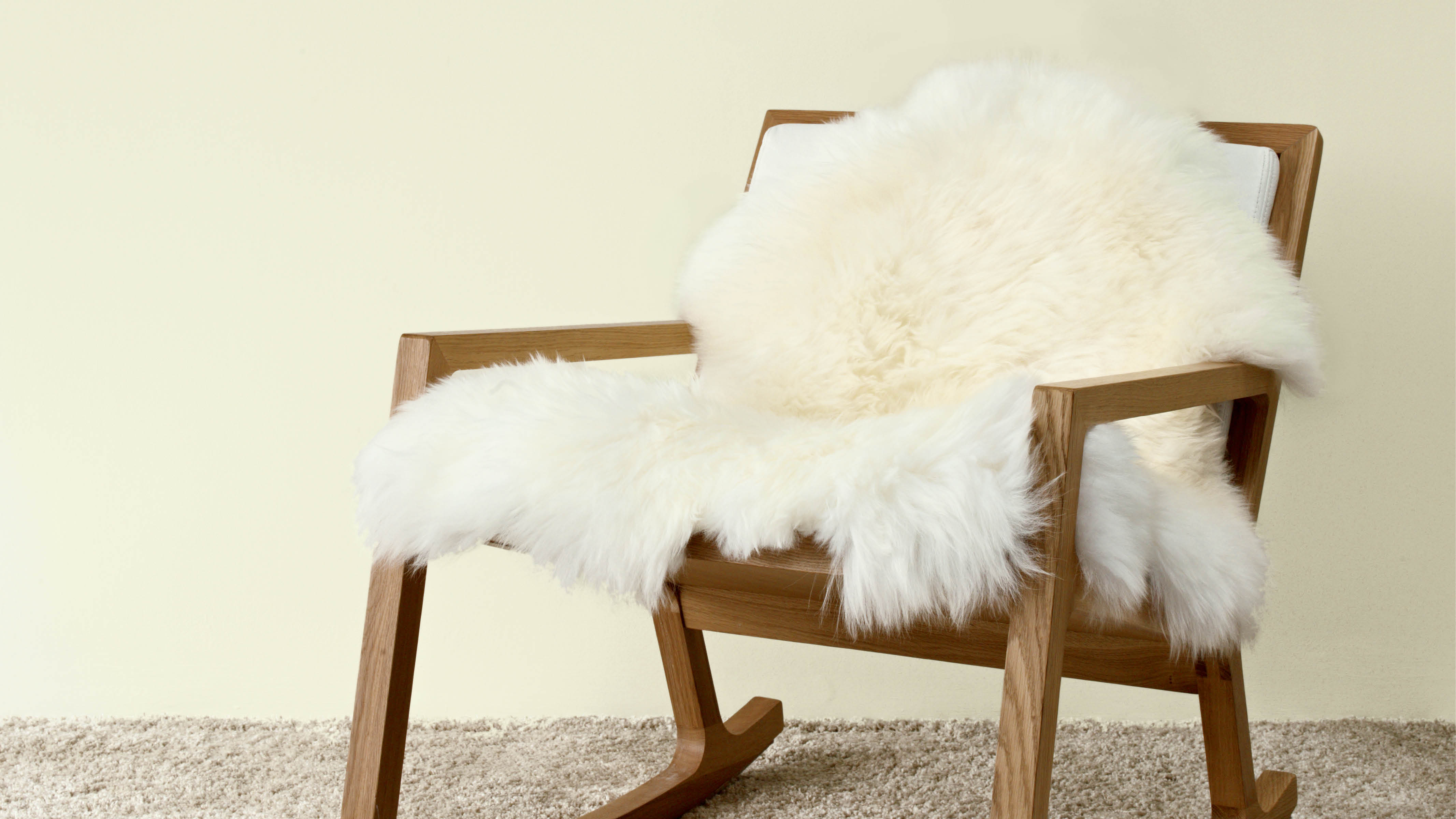Une chambre de bébé neutre cosy Une décoration neutre bien pensée ne se démode jamais. La clé, c’est de la rendre aussi douillette que possible en combinant différentes textures : coussins en laine, tapis moelleux, meubles en bois brut...