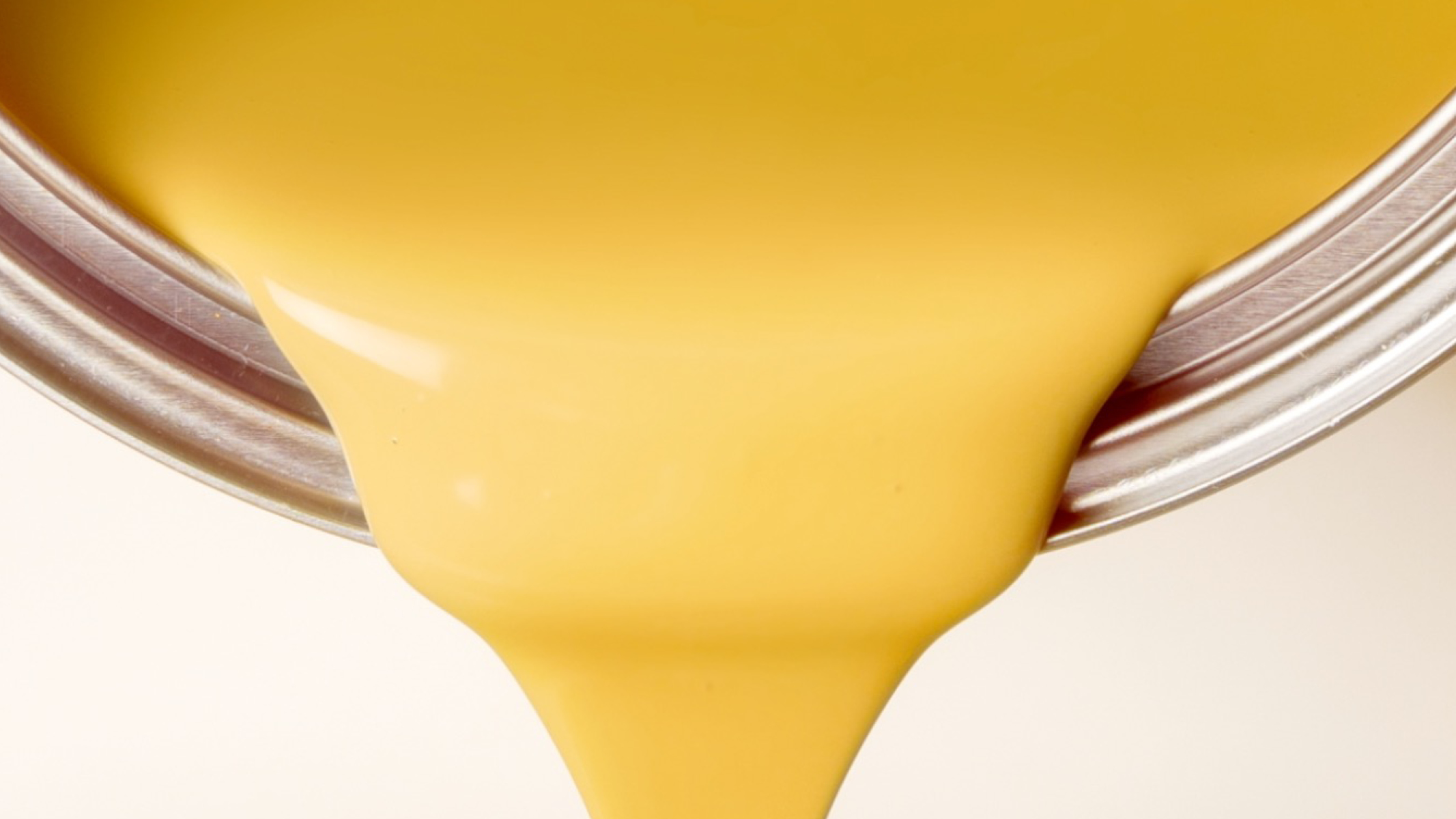 9.3 Une peinture résistante aux chocs Pour les murs sujets aux chocs et aux éclaboussures, il est préférable de privilégier la résistance à l’intensité de la couleur. Choisissez une peinture murale lessivable et résistante aux graisses afin que la couleur choisie dure le plus longtemps possible.