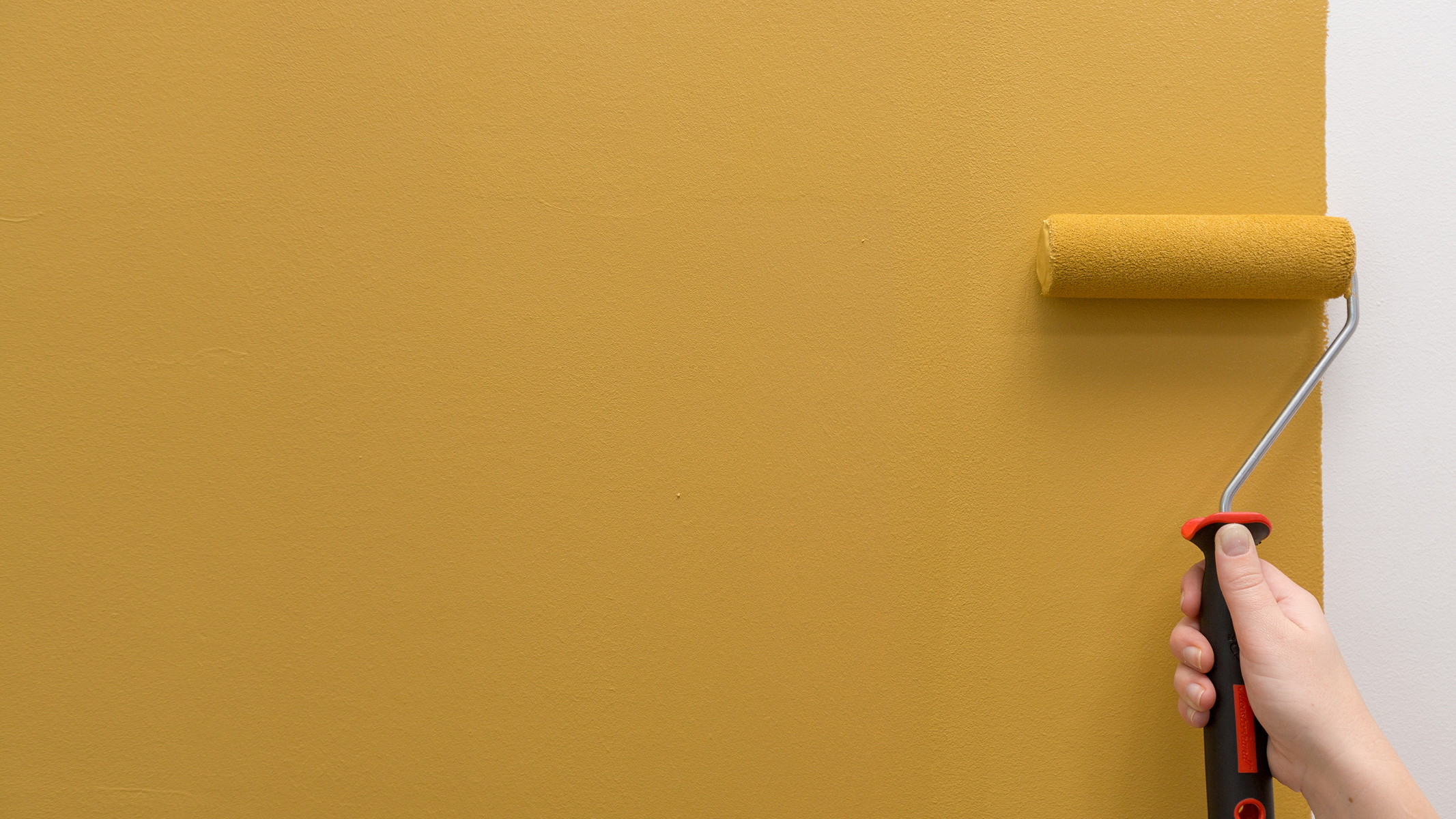 9.4 Choisissez une peinture avec une texture crémeuse Une peinture de bonne qualité se reconnaît notamment à sa texture épaisse et crémeuse, qui offre une meilleure couvrance que les peintures premier prix qui ont une consistance fluide et aqueuse.