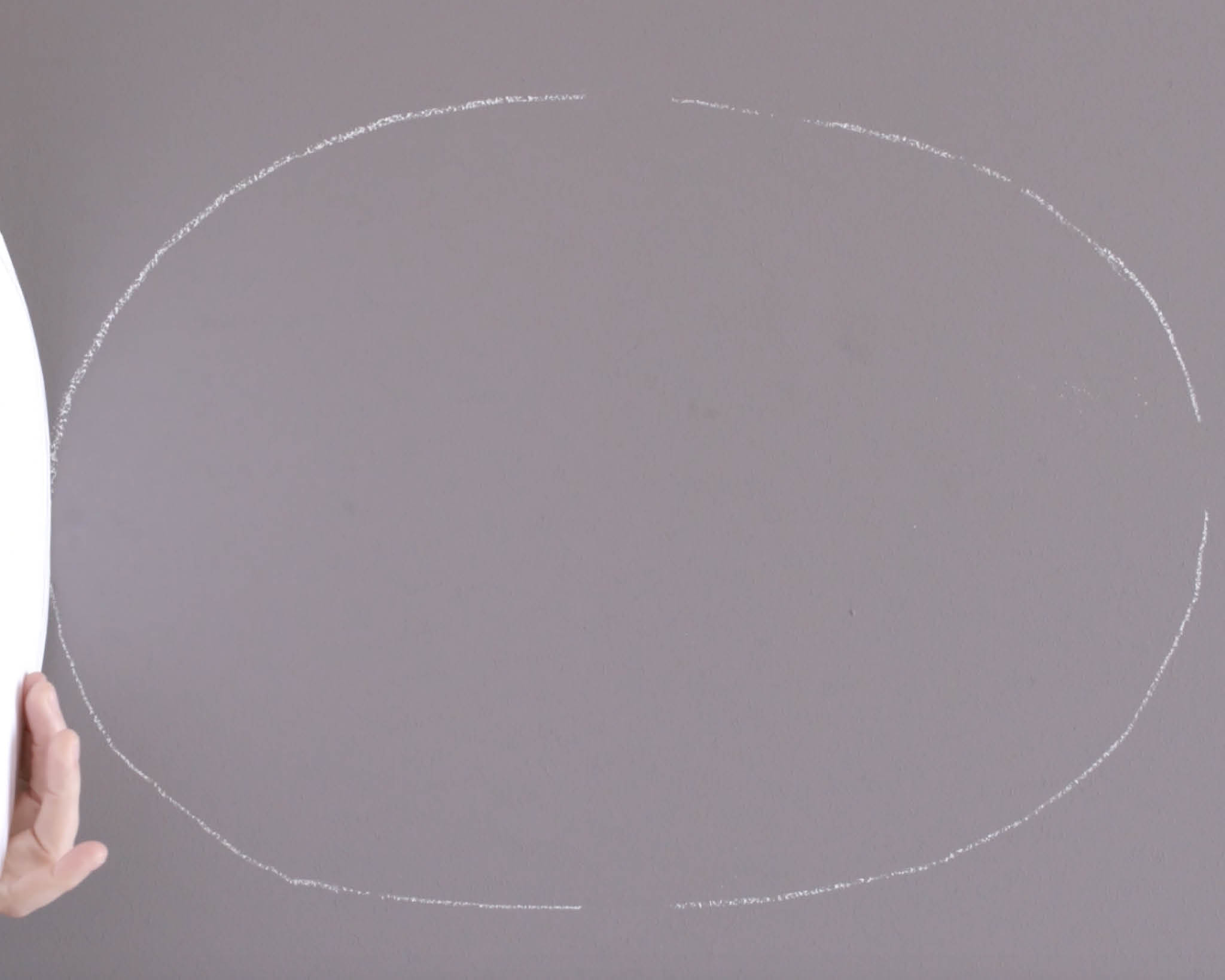 Tracer un ovale à la craie Utilisez une craie pour dessiner les contours de l'ovale