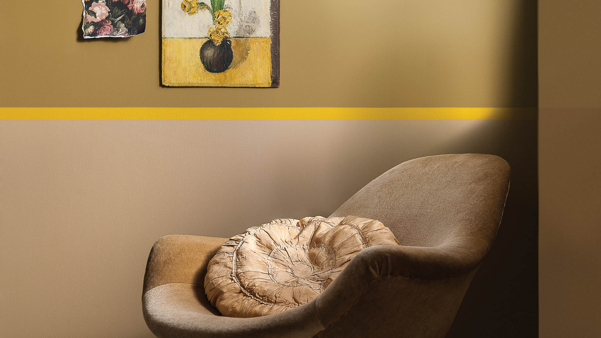 2.7 Créez un style glamour avec l’or Célébrez le glamour de l’or en l’associant à une couleur douce proche comme le moka. Pour un look traditionnel et moderne à la fois, ajoutez une fine bande ou des touches de jaune vif.
