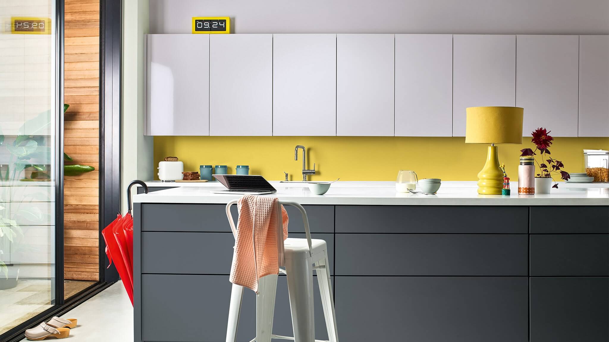 Cuisine multicolore réalisée avec Tranquil Dawn, la couleur de l’année 2020 de Dulux Valentine cf20_color_of_the_year_2020_kitchen