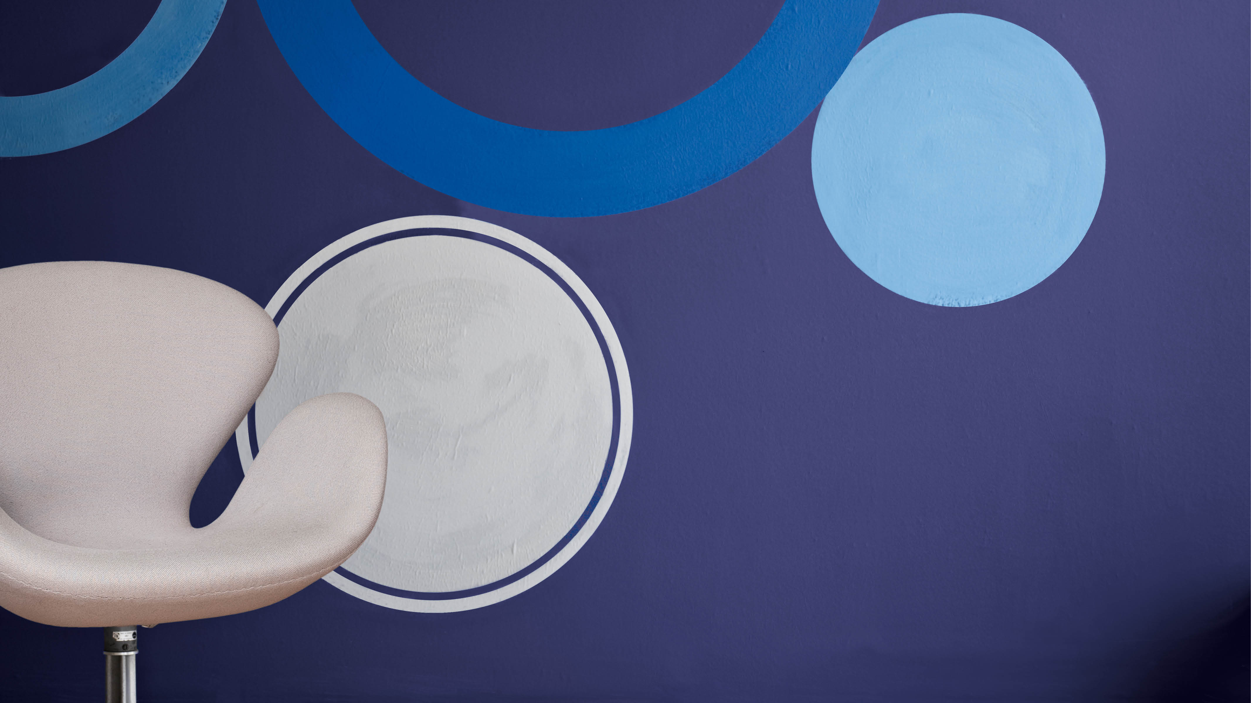 Un mur de contraste bleu Le bleu électrique est parfait pour créer de magnifiques murs de contraste, notamment s’il est associé à un orange acidulé, ou tout simplement à un blanc immaculé.