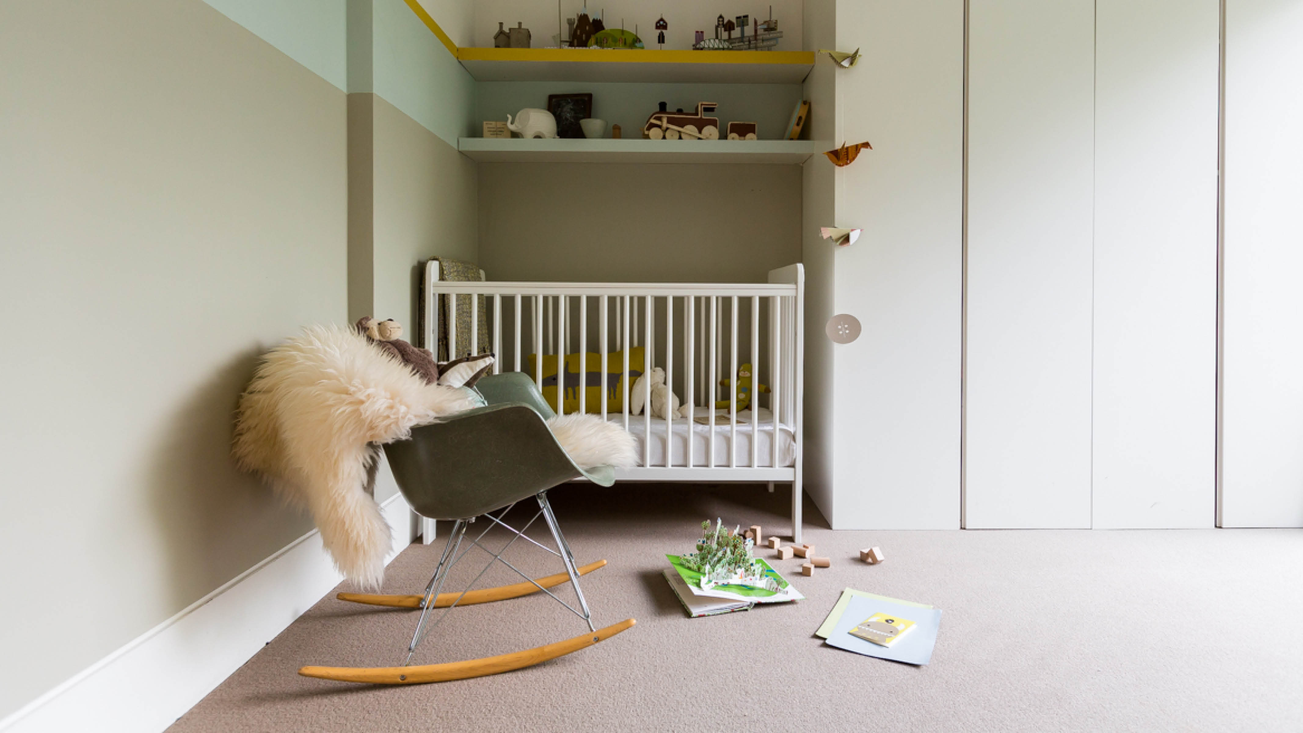 Une chambre de bébé dans les tons jaunes Si vous optez pour des couleurs unisexes, faites simple. L’idée, c’est de créer un joli cadre neutre que vous agrémenterez de tissus d’ameublement et d’autres accessoires une fois votre bébé né.