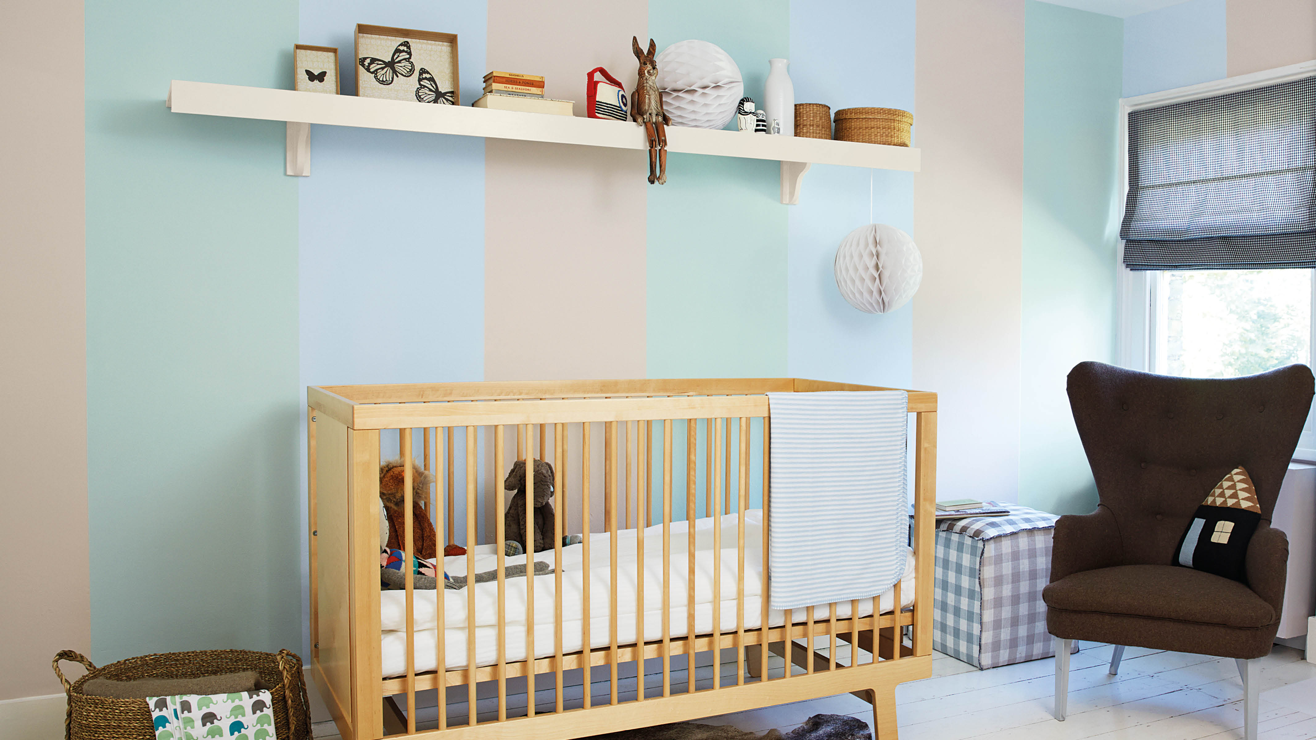 Une chambre de bébé rayée de style nautique Oubliez l’habituelle combinaison de bleu, de blanc et de jaune. Cette palette de couleurs est un camaïeu de bleus destiné à créer une ambiance de lagon bleu apaisante.