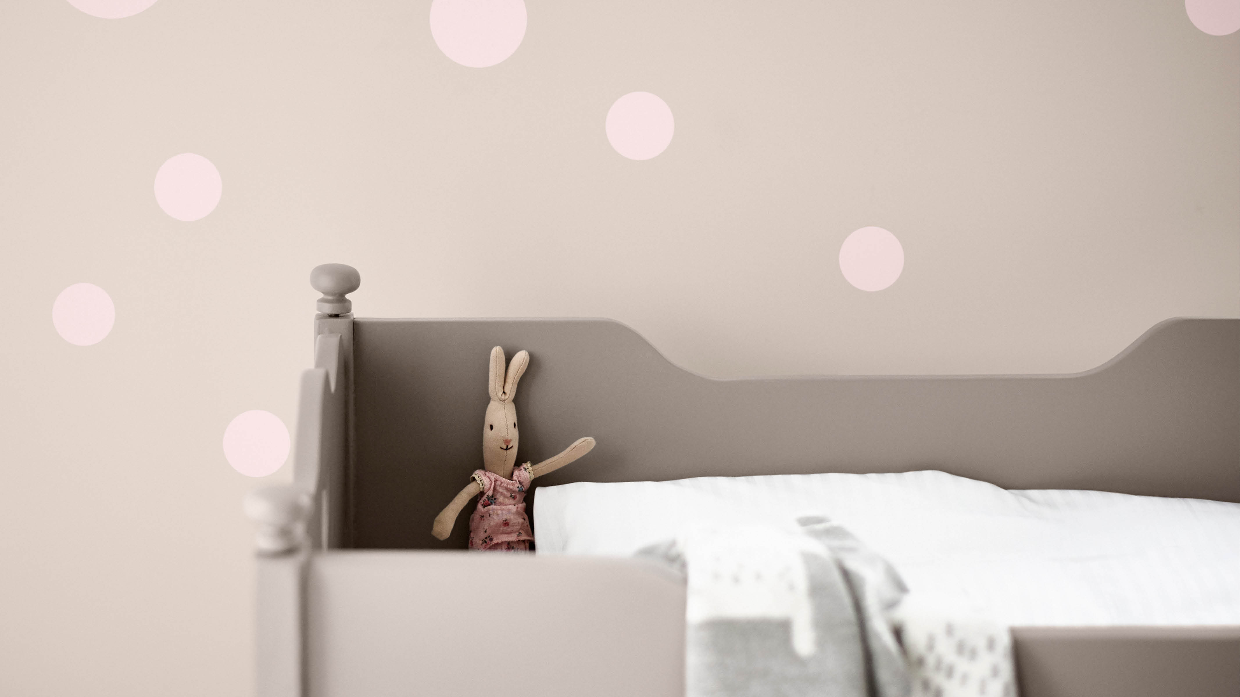 Une jolie chambre de bébé pastel Des couleurs sourdes contribueront à créer une décoration fantaisiste, à la fois élégante et moderne.