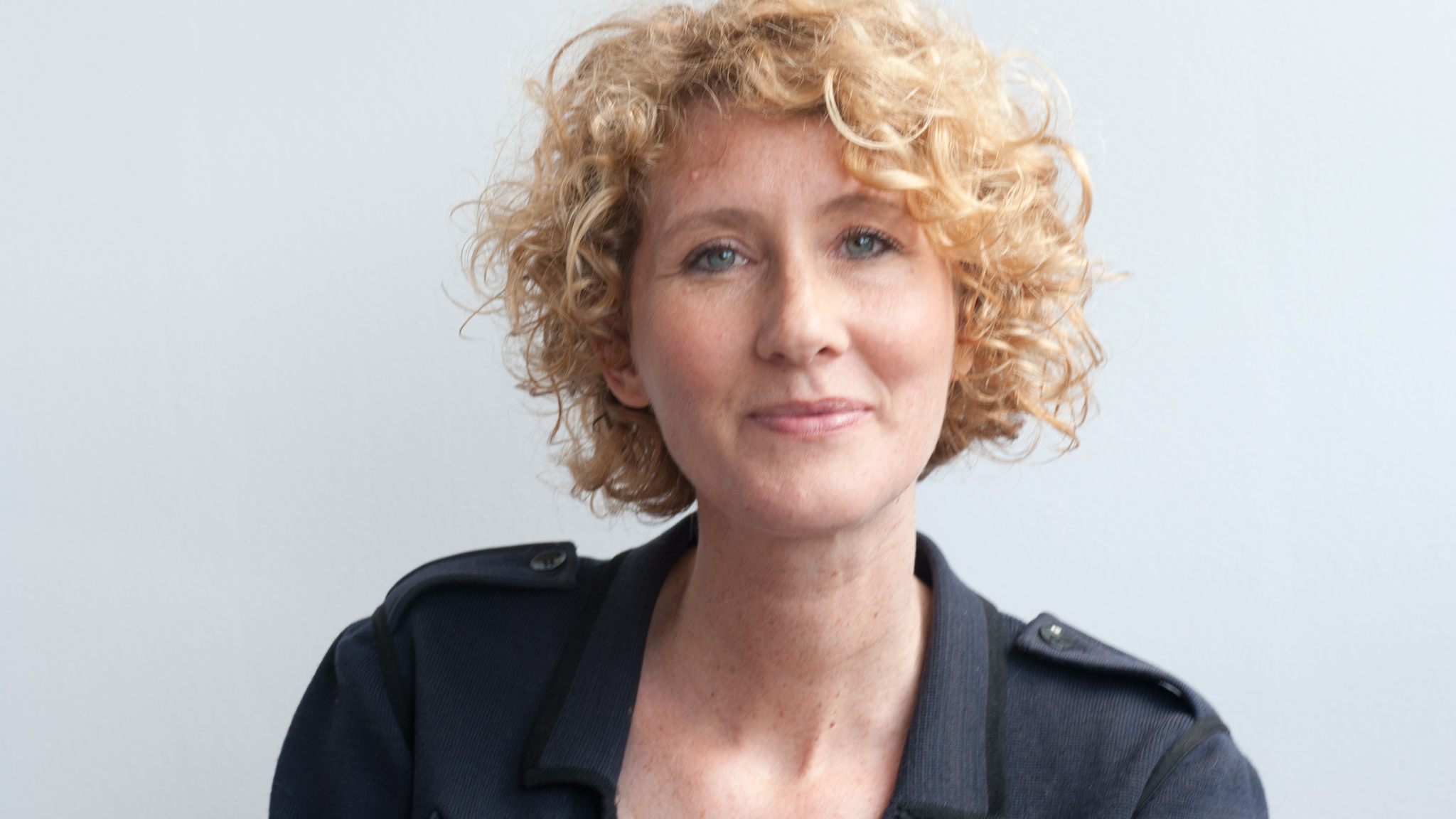 Willeke Jongejan (warm neutrals) Willeke utilise son expertise en matière de couleur pour créer des collections de couleurs et des images qui aident les gens à trouver la couleur qu'ils aiment.